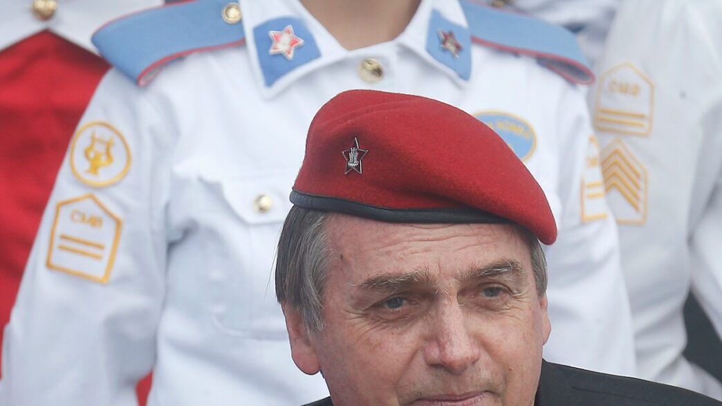 Ex-presidente Jair Bolsonaro em evento oficial das Forças Armadas.