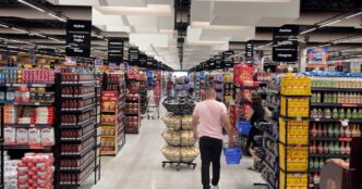 Prateleiras de supermercado com variedade de produtos alimentícios.
