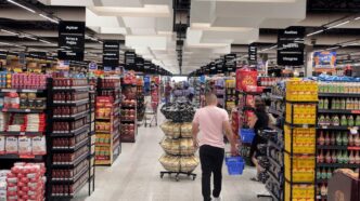 Prateleiras de supermercado com variedade de produtos alimentícios.