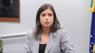 Deputada Tabata Amaral em sessão na Câmara dos Deputados.