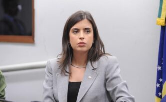 Deputada Tabata Amaral em sessão na Câmara dos Deputados.
