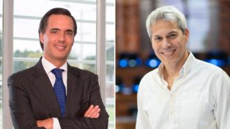 Fachada da sede da Telefónica com logomarca da empresa.