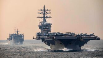 Navio cargueiro em trânsito no Estreito de Hormuz durante período de tensão geopolítica.