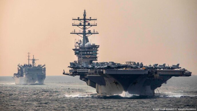 Navio cargueiro em trânsito no Estreito de Hormuz durante período de tensão geopolítica.