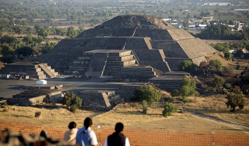 Vista aérea das pirâmides de Teotihuacán, sítio arqueológico no México.