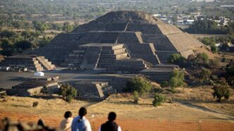 Vista aérea das pirâmides de Teotihuacán, sítio arqueológico no México.