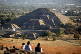 Vista aérea das pirâmides de Teotihuacán, sítio arqueológico no México.