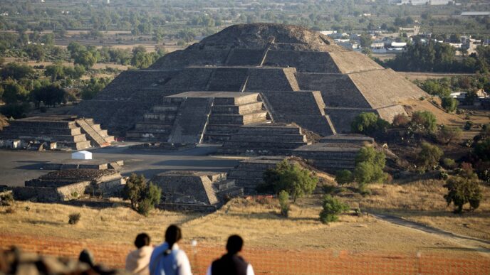 Vista aérea das pirâmides de Teotihuacán, sítio arqueológico no México.