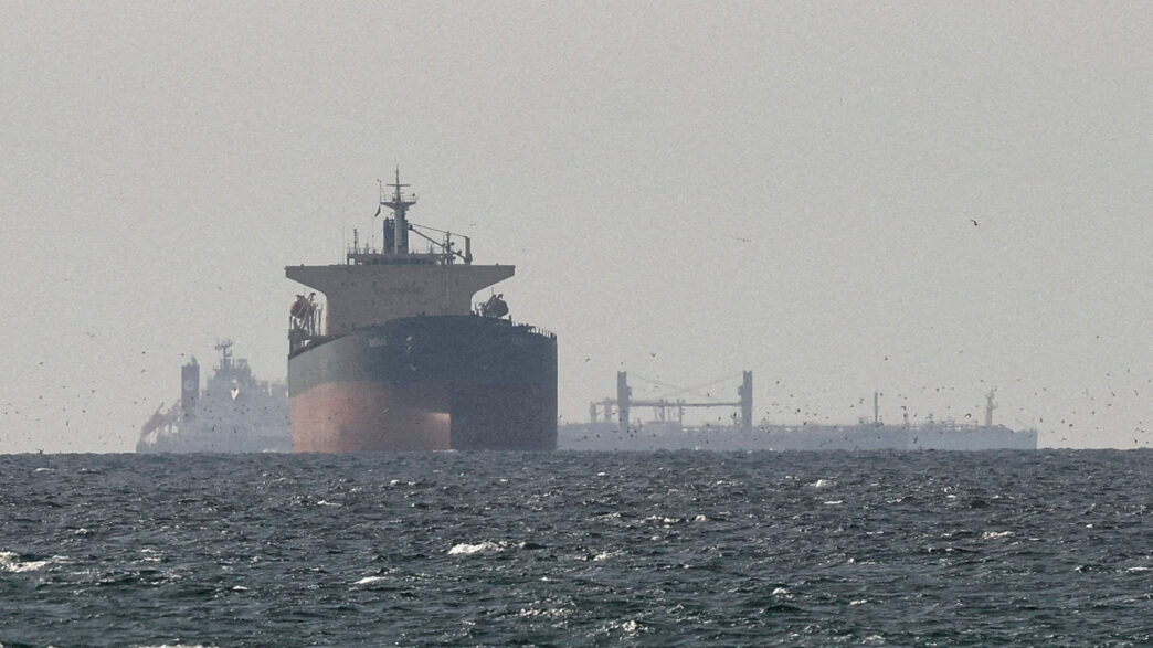 Três navios são alvejados no Estreito de Ormuz em meio à escalada de tensões no Golfo em contexto de Finanças do Brasil