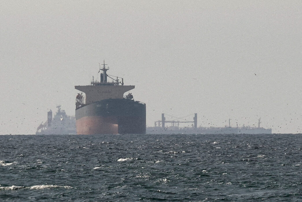 Três navios são alvejados no Estreito de Ormuz em meio à escalada de tensões no Golfo em contexto de Finanças do Brasil