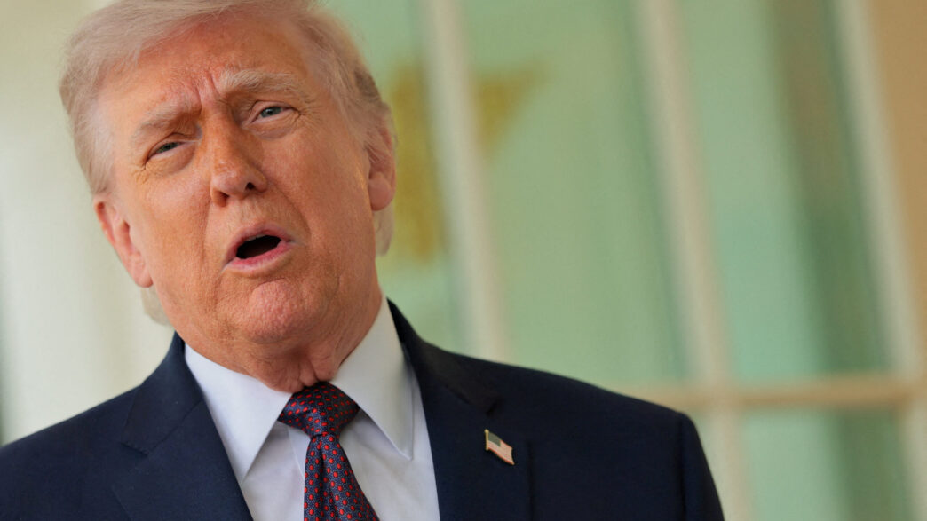 Presidente Donald Trump durante pronunciamento oficial sobre política externa.