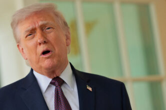 Presidente Donald Trump durante pronunciamento oficial sobre política externa.