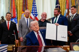 Presidente Donald Trump em cerimônia oficial sobre saúde.
