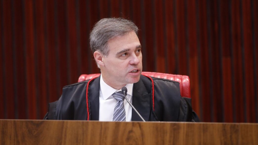 Urna eletrônica utilizada em seções eleitorais durante o pleito.