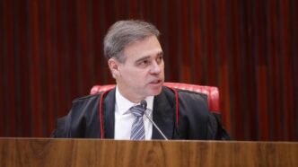 Urna eletrônica utilizada em seções eleitorais durante o pleito.