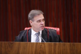 Urna eletrônica utilizada em seções eleitorais durante o pleito.