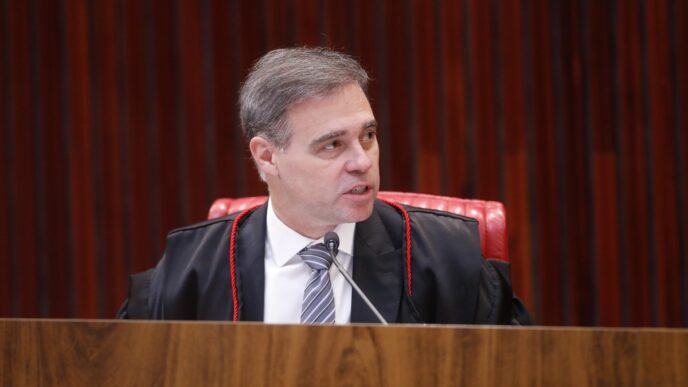 Urna eletrônica utilizada em seções eleitorais durante o pleito.