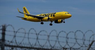 Fluxo de passageiros em aeroporto internacional durante crise no setor aéreo.