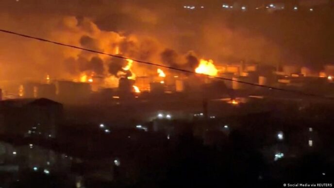 Refinaria de petróleo em Tuapse após ataques de drones