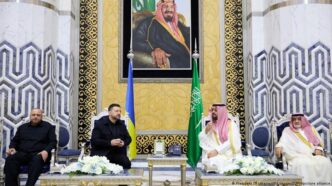 Presidente Volodymyr Zelenskyy em reunião diplomática na Arábia Saudita.