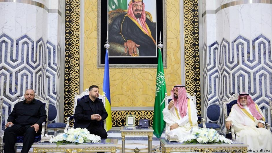 Presidente Volodymyr Zelenskyy em reunião diplomática na Arábia Saudita.