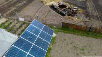 Painéis solares instalados em telhado de edifício público na Ucrânia