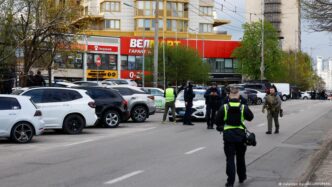 Cena do ataque em Kiev com presença policial.