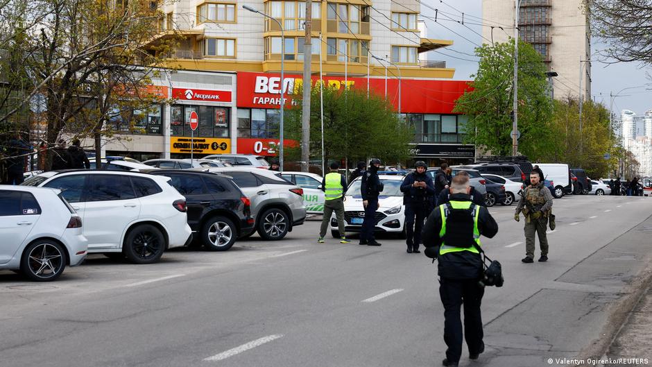 Cena do local do ataque em Kyiv após intervenção policial.