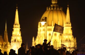 Bandeira da União Europeia em frente ao Parlamento Europeu.