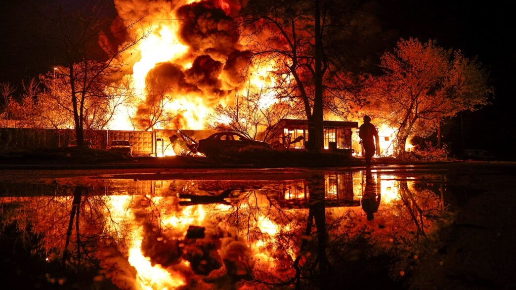 Bandeira da União Europeia ao lado de símbolos de apoio financeiro.