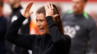 Marie-Louise Eta em campo durante partida do Union Berlin.