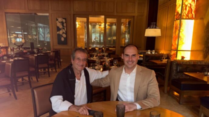 Valdemar Costa Neto em reunião de articulação política.