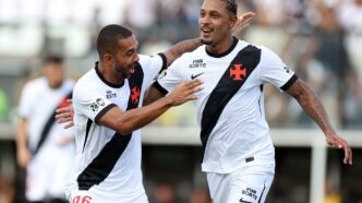 Jogadores em campo durante partida do Campeonato Brasileiro