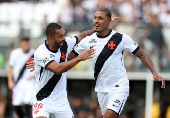 Jogadores em campo durante partida do Campeonato Brasileiro