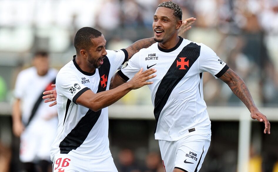 Jogadores em campo durante partida do Campeonato Brasileiro