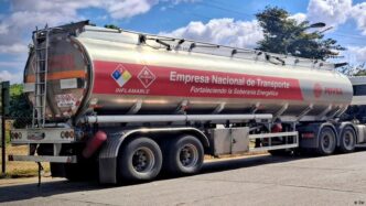 Instalações de extração de petróleo na Venezuela buscam atrair investimentos estrangeiros para impulsionar a economia nacional.