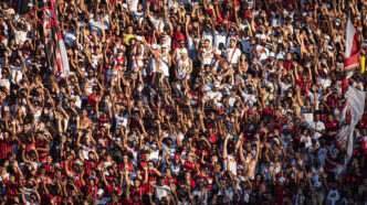 Jogadores em campo durante partida de futebol profissional.