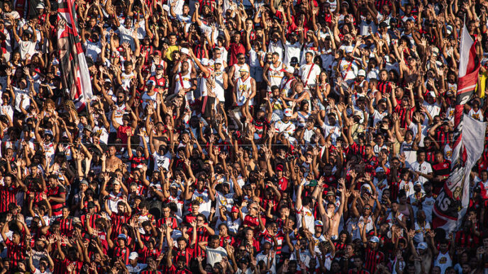 Jogadores em campo durante partida de futebol profissional.