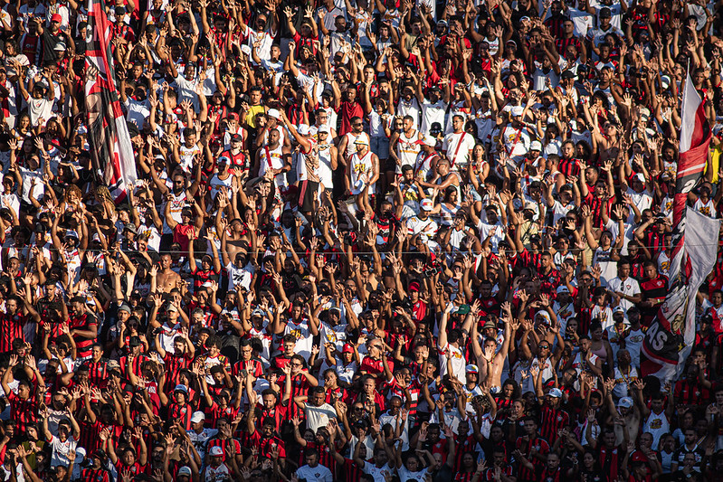 Jogadores em campo durante partida de futebol profissional.