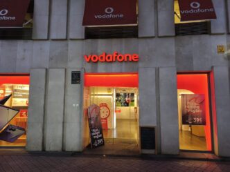 Antena de transmissão 5G da Vodafone em área rural.