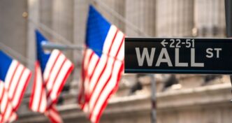 Gráfico de desempenho dos índices de Wall Street durante a abertura do mercado.