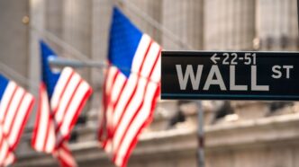 Gráfico de desempenho dos índices de Wall Street durante a abertura do mercado.