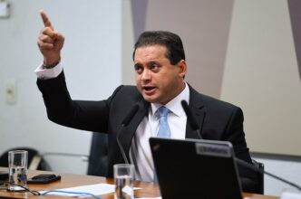 Senador Weverton Rocha e lideranças políticas em Brasília.